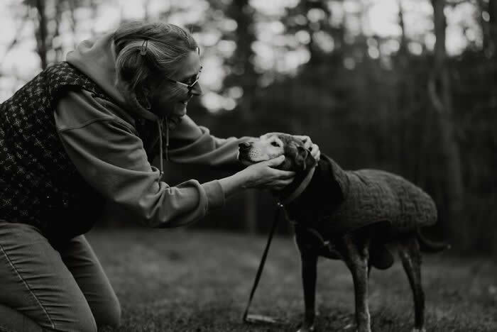 Heartfelt Photos That Capture the Last Goodbyes Between Pets and Owners
