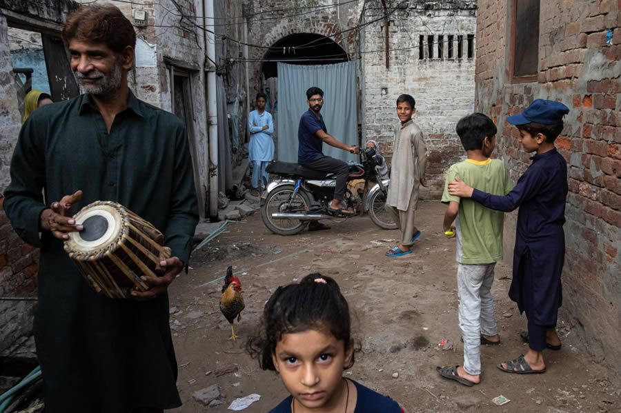 Award-Winning Street Photos of Urban Photography Awards