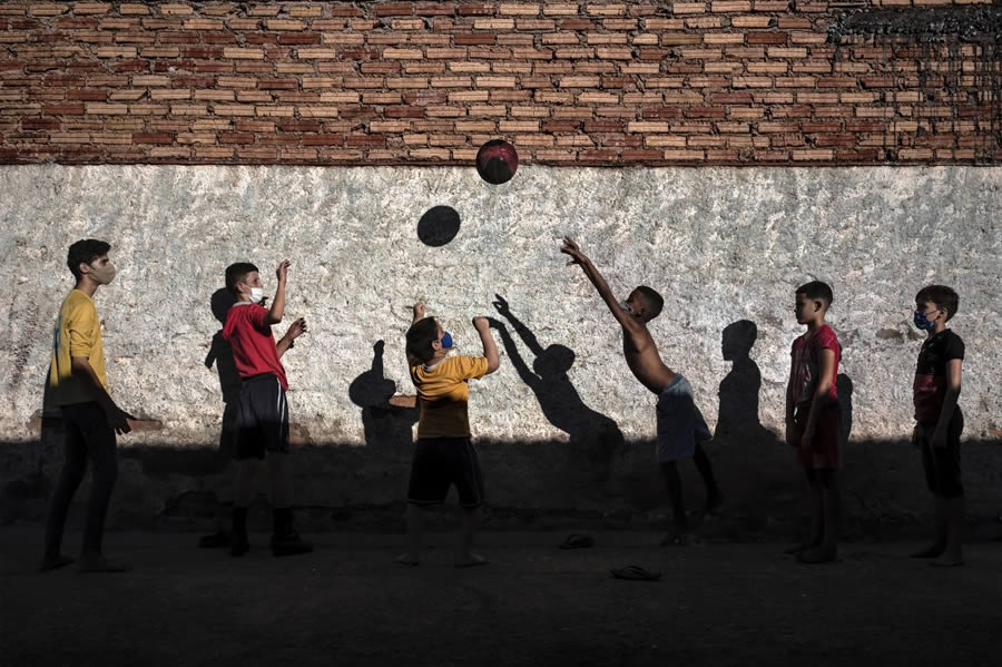 Award-Winning Street Photos of Urban Photography Awards