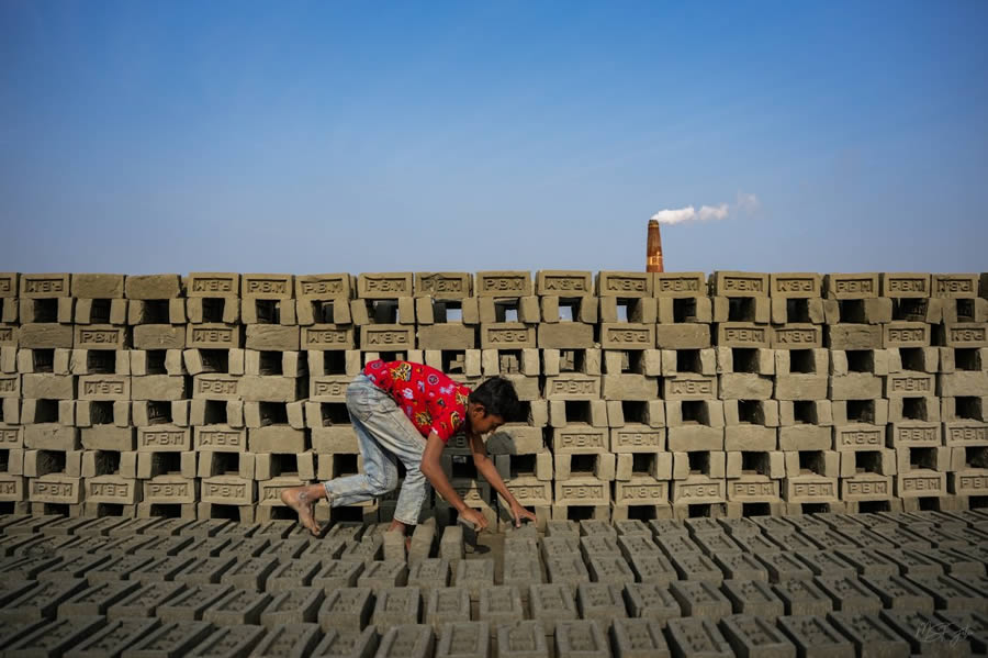 Award-Winning Street Photos of Urban Photography Awards