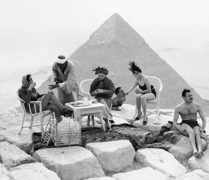 Tourists take tea atop the Great Pyramid, 1938. - Rare Vintage Photos