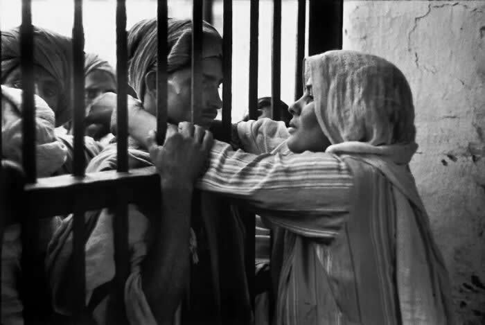 A Married Couple Who Had Been Separated For 10 Months Were Reunited At A Women’s Camp In Lahore, Pakistan, In 1948 - Rare Vintage Photos