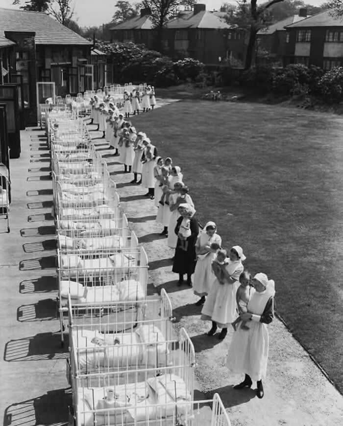 Phototherapy Of Neonatal Jaundice Nurse Sister Jean Ward Invented This Kind Of Treatment Back In 1956 - Rare Vintage Photos