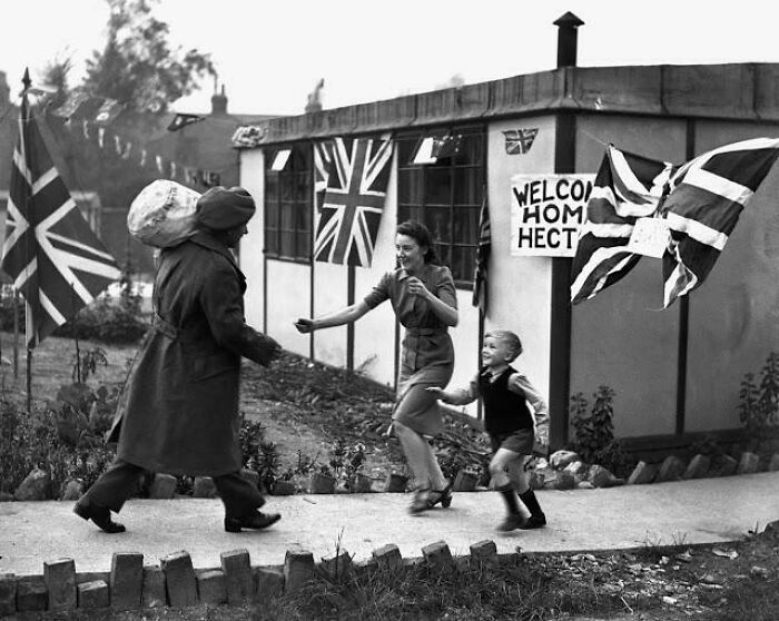 The Day Daddy Came Home. Gunner Hector Murdoch Had Been Gone Over Four Years, Most Of It As A Prisoner Of War In Singapore. - Rare Vintage Photos
