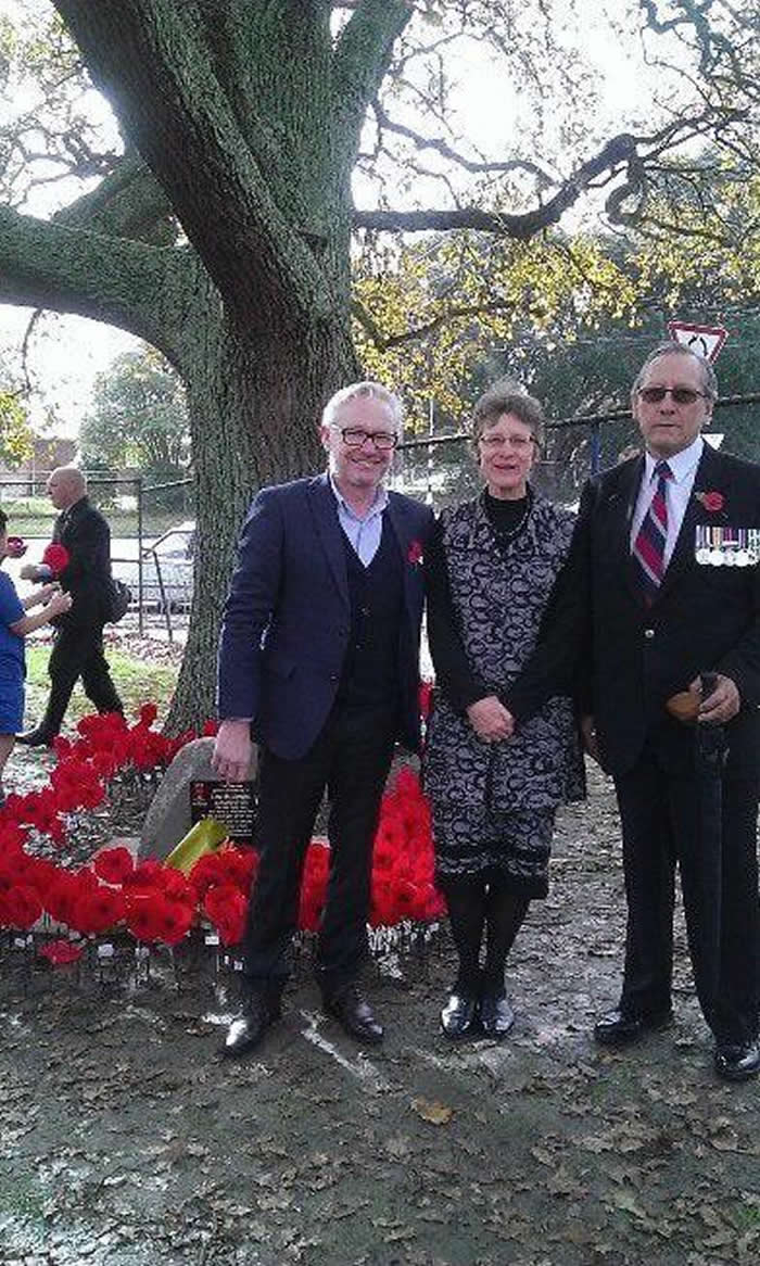 These guys are not holding hands - Confusing Perspective Photos