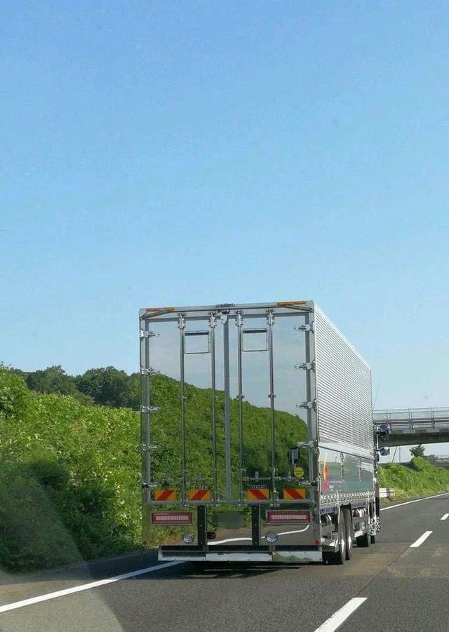 Glass truck - Confusing Perspective Photos