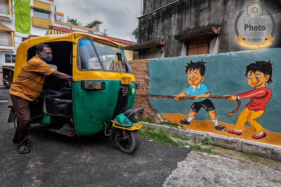 Great Photo Awards: 2ndPlace Street - The Pusher & Pullers by Saurabh Sirohiya, India