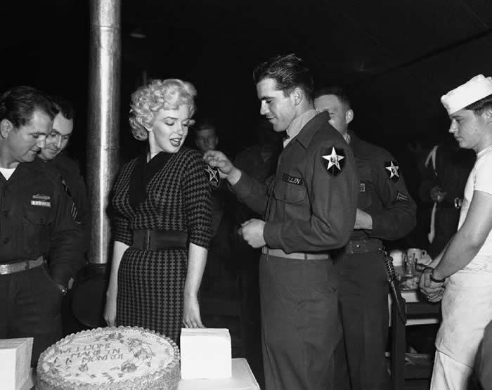 Marilyn Monroe getting a star from the soldiers on top of a cake to tank her for her shows, February of (1954) - Vintage Rare Historical Photos 