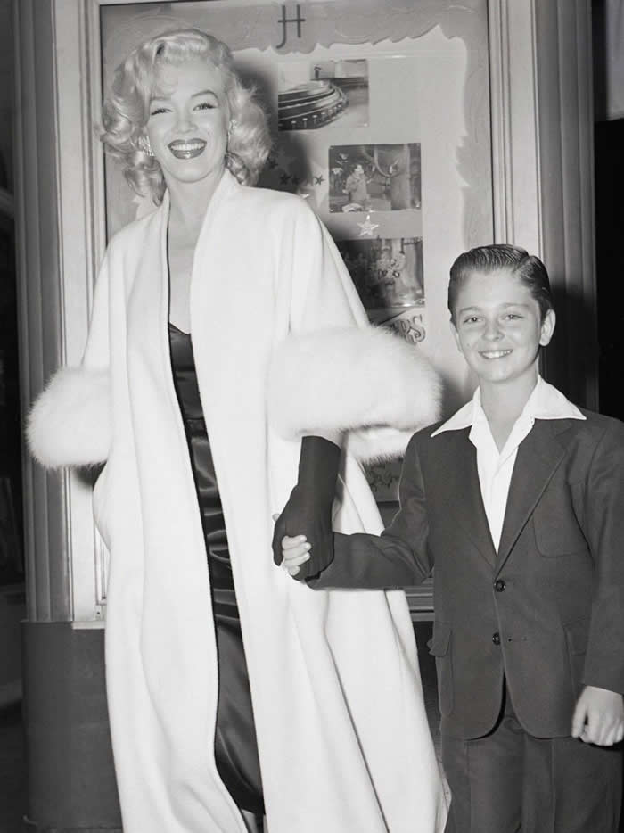 Marilyn Monroe in a date with fellow co star Tommy Retting of the film "River of no return" here in the premiere of the film "the 5000 fingers of dr. t", 11 of October (1953) - Vintage Rare Historical Photos 