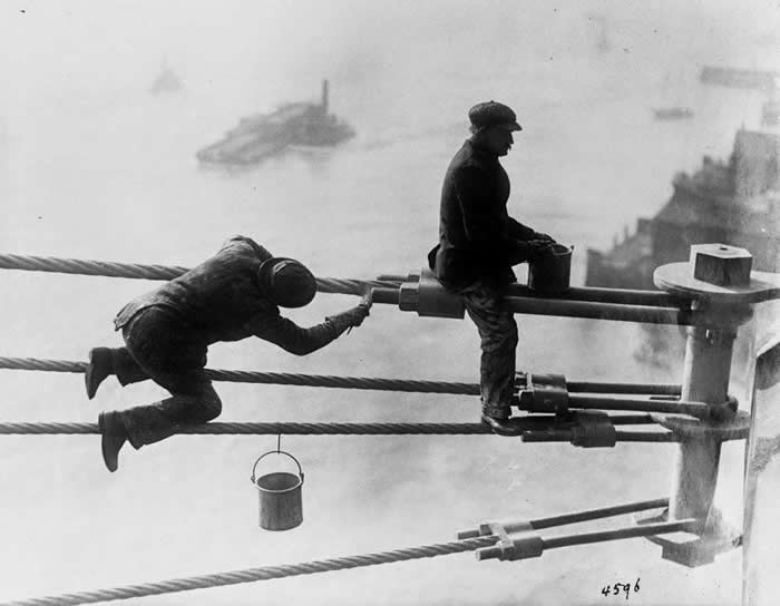 Workers at the cables of the Brooklyn Bridge, (1915) - Vintage Rare Historical Photos 