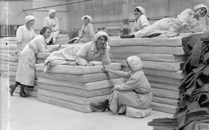 Lancashire factory workers lounging on their newly produced asbestos mattresses (1918) - Vintage Rare Historical Photos 