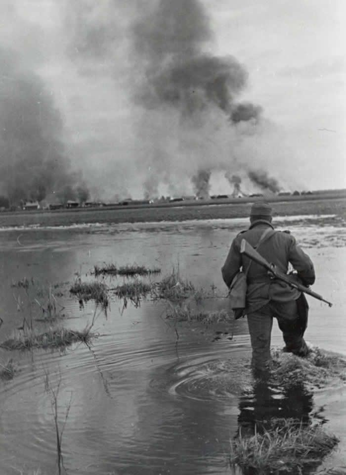 Hungarian soldier crossing the Don River near Stalingrad (1942) - Vintage Rare Historical Photos 