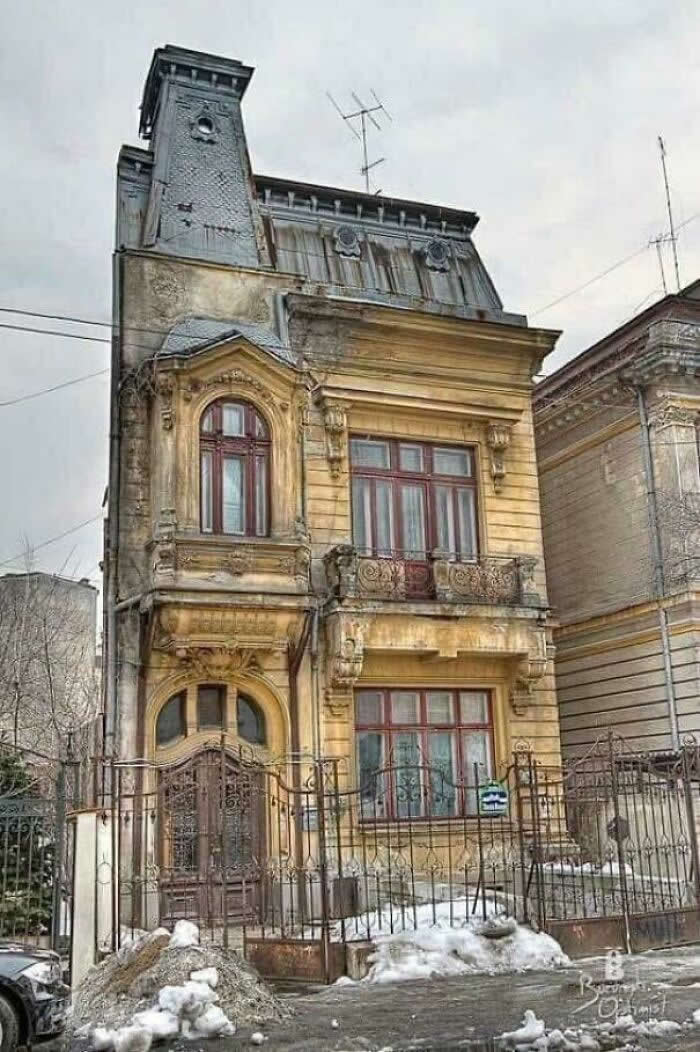 Old And Abandoned Building With Valuable Architecture In Bucharest, Romania - Haunting Abandoned Places