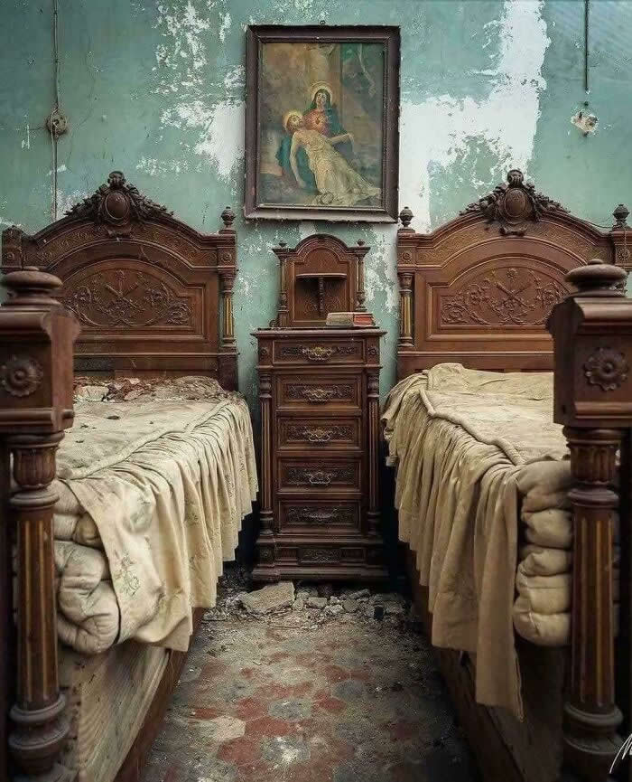 Two Beds Found Inside An Abandoned Mansion - Haunting Abandoned Places