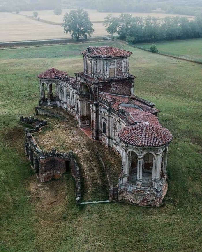 The Hunting House, Castle Of Cignolo Po, Italy - Haunting Abandoned Places