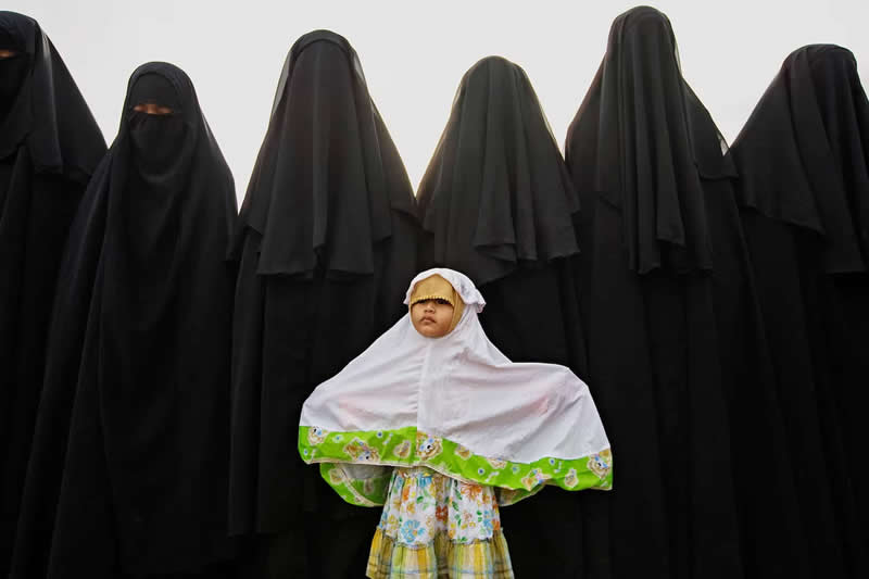 Women of the An-Nadzir by James Nachtwey - Most Iconic Photos From the National Geographic Archives