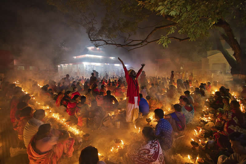2026 Memorial Maria Luisa Awards: Best Mountain & Nature Photos Revealed 45 Crowd of people performing a ritual with candles and fire at night, with one person standing in the center raising their arms.