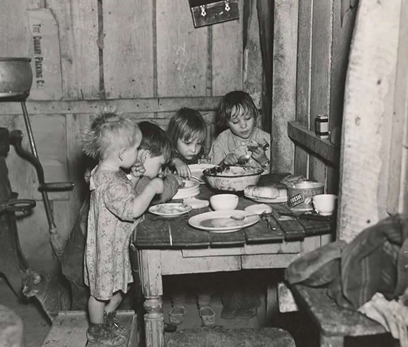 A Great Depression Christmas dinner in home of Earl Pauley, near Smithfield, Iowa, 1936. The dinner consisted of potatoes, cabbage and pie.