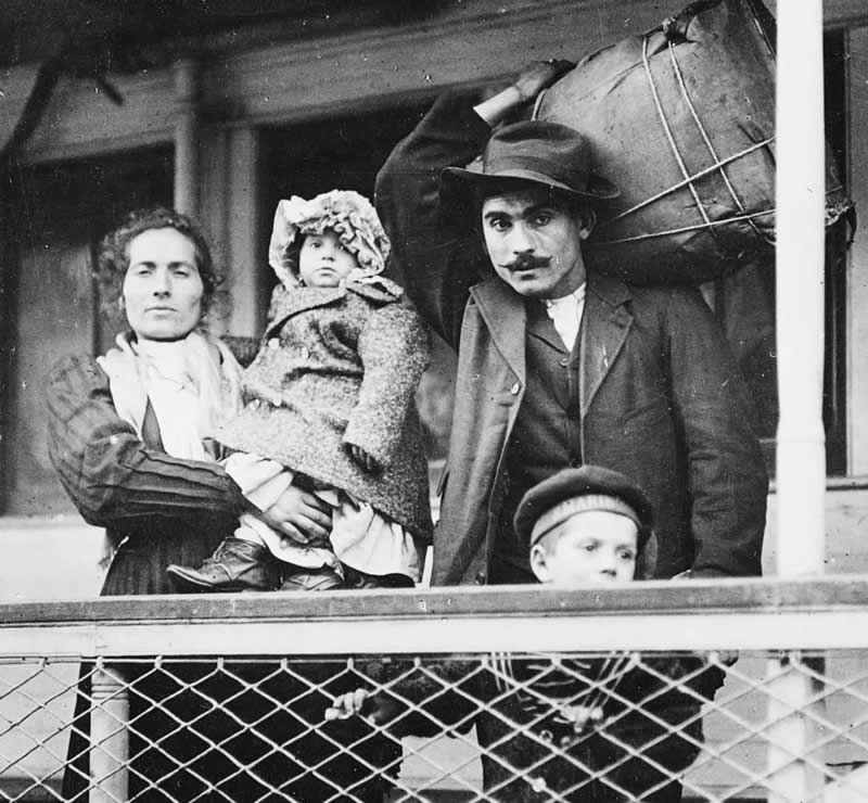 An Italian family of immigrants entering US (1910s)