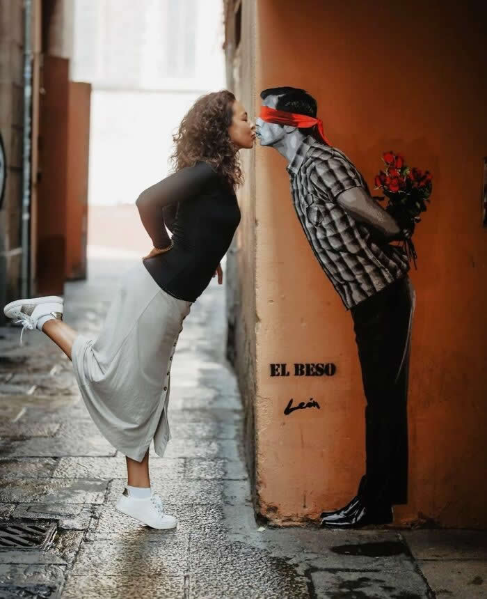 A Kiss Beyond Reality – Barcelona, Spain - Clever Street Art Photos
