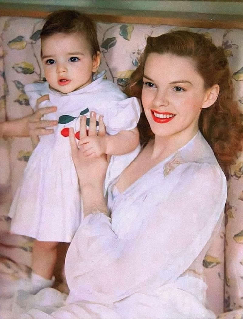 Judy Garland and her daughter, Liza Minnelli in 1947.