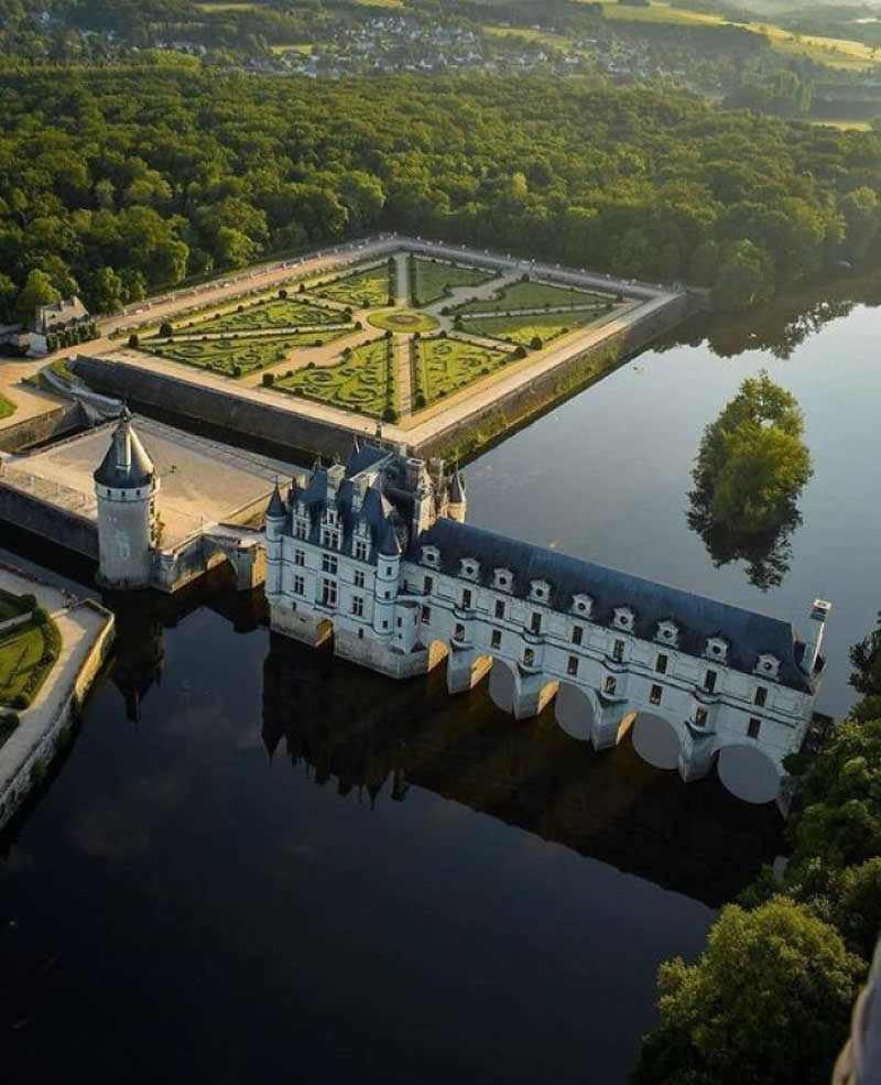 Known as the Château des Dames, Chenonceau (1522) is among the most beautiful castles in the Loire Valley and all of France.