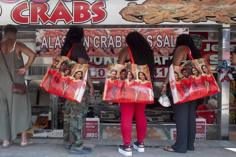 "Sisters Shopping" by Kim Keller, USA - The Artist Gallery Awards 2026 Street Winners