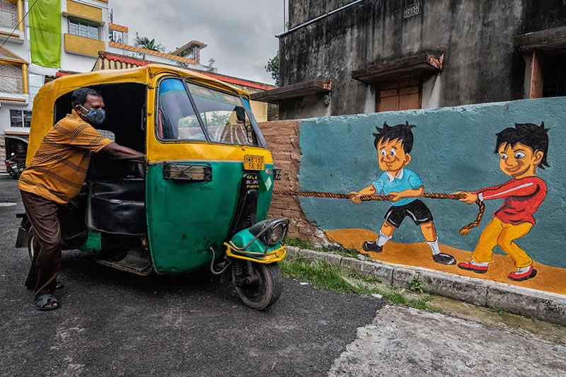 "The Pusher & Pullers" by Saurabh Sirohiya, India - The Artist Gallery Awards 2026 Street Winners