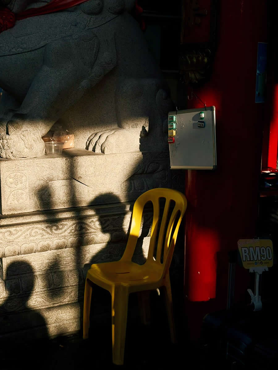 Mobile Photography Awards Street Winners - I’m Not There by Roy Pan