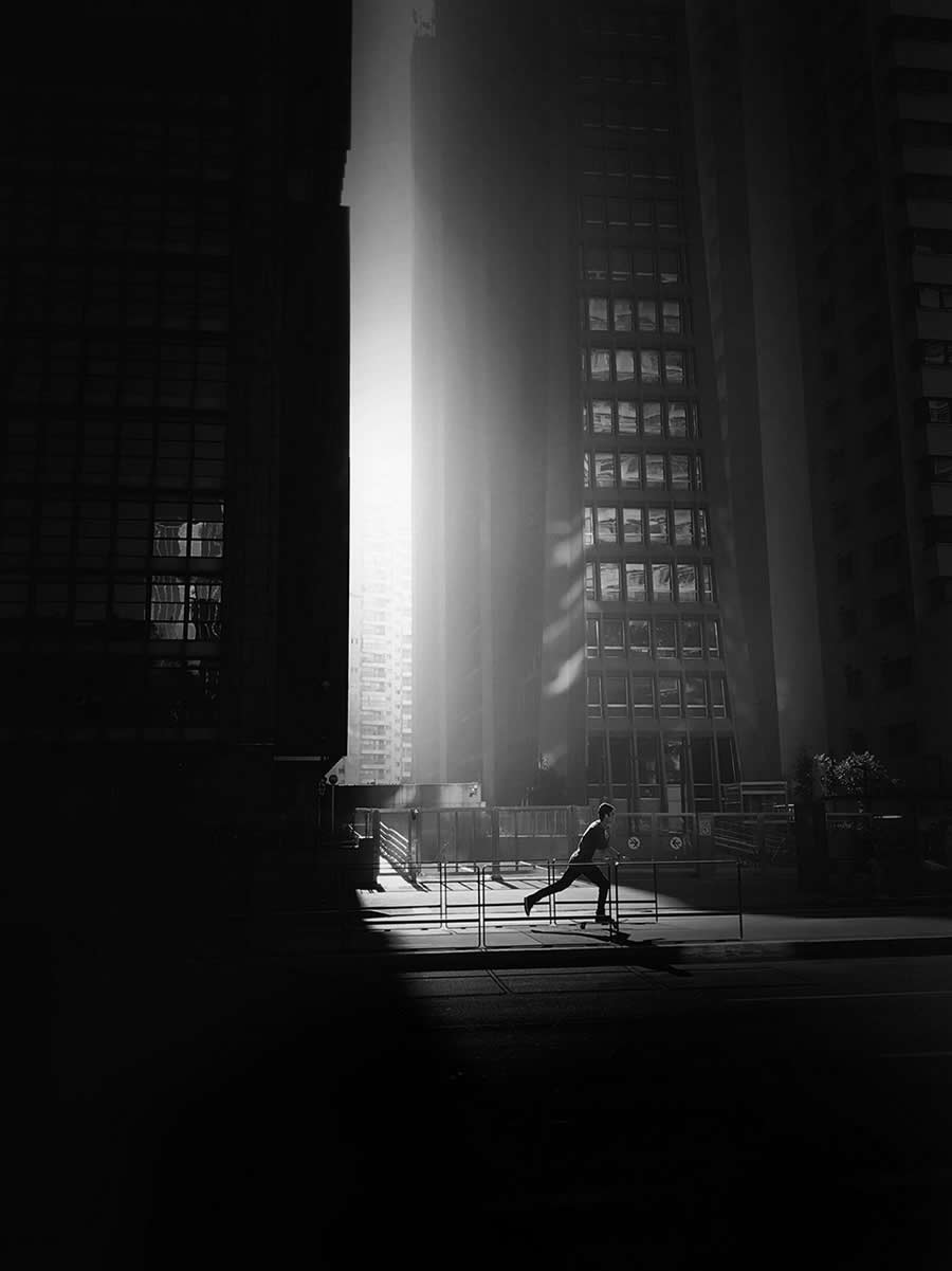 Mobile Photography Awards Street Winners - Crossing the Light by Leandro Selister