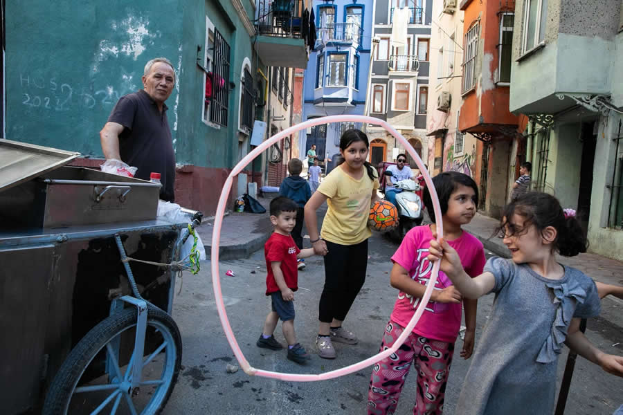2026 Street Photography Winners: 10 Brilliantly Composed Photos from The Independent Photographer 20 The Independent Photographer Street Photography Winners