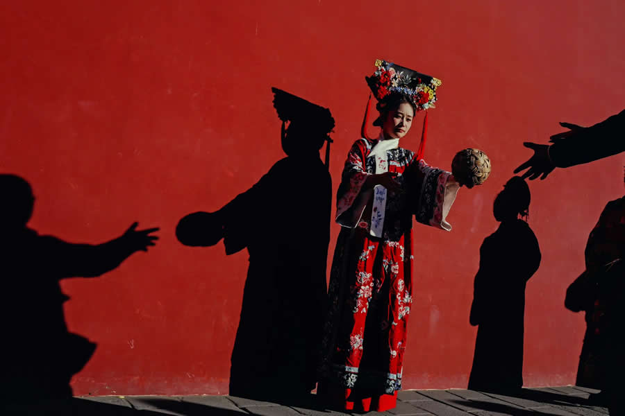 2026 Street Photography Winners: 10 Brilliantly Composed Photos from The Independent Photographer 21 The Independent Photographer Street Photography Winners