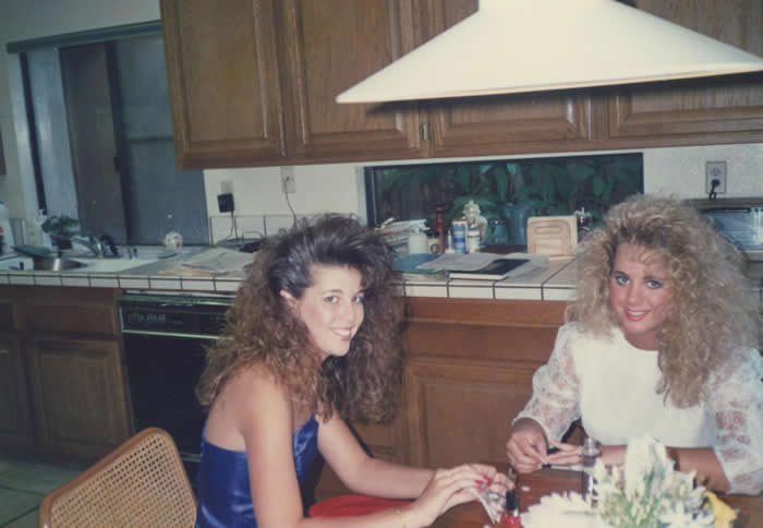 History Reimagined: 33 Rare Color Photos That Bring the Past Back to Life 47 Teenage girls wearing prom dresses in kitchen, 1980s