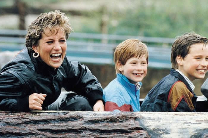 History Reimagined: 33 Rare Color Photos That Bring the Past Back to Life 51 Princess Diana with her two boys on the water ride at Thorpe Park, UK, 1993.