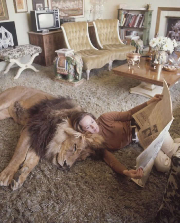 History Reimagined: 33 Rare Color Photos That Bring the Past Back to Life 52 Tippi Hedren, famous for starring in Alfred Hitchcock’s The Birds, and her husband, Noel Marshall, lived with their daughter Melanie Griffith and a lion named Neil. 1971
