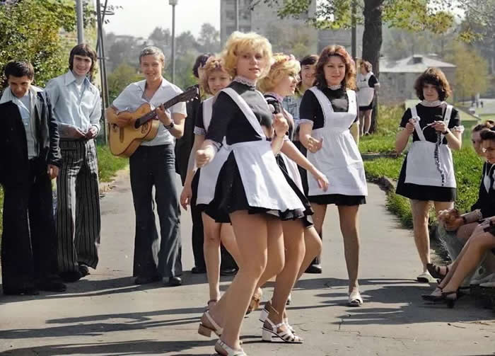 History Reimagined: 33 Rare Color Photos That Bring the Past Back to Life 38 High school graduates in Gorky, Soviet Union, in 1977.