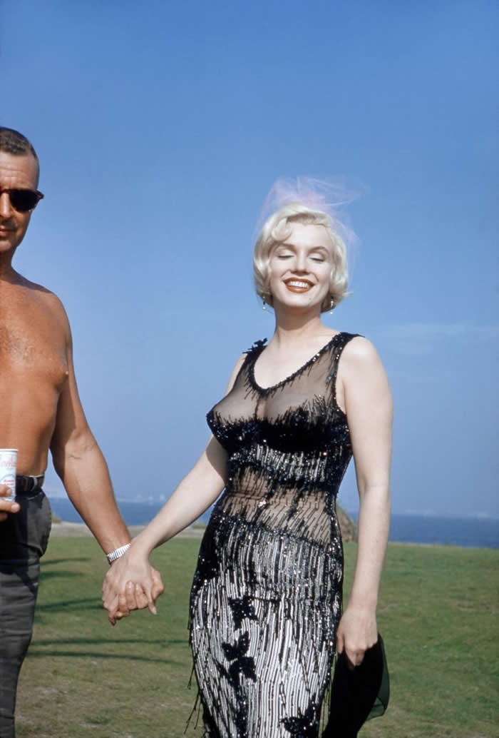 History Reimagined: 33 Rare Color Photos That Bring the Past Back to Life 59 Marilyn Monroe and her makeup artist on the set of Some Like It Hot (1959)
