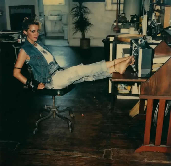 History Reimagined: 33 Rare Color Photos That Bring the Past Back to Life 67 Madonna inside her East Village apartment in 1983.