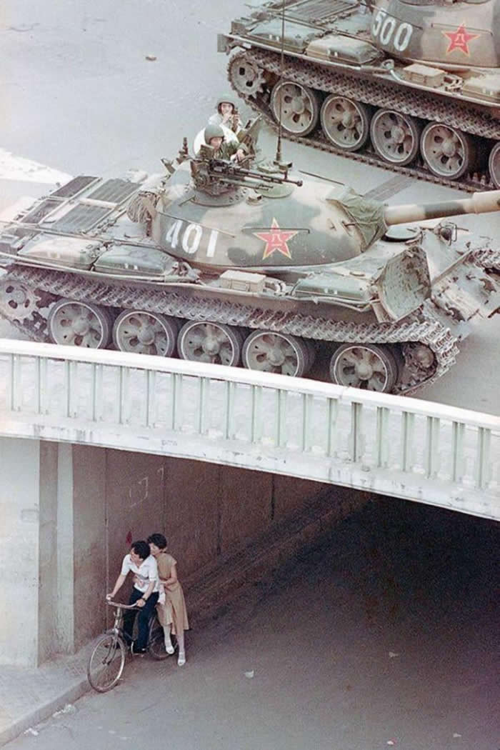 History Reimagined: 33 Rare Color Photos That Bring the Past Back to Life 68 Couple hiding under a bridge, Beijing, June 5, 1989. (China)