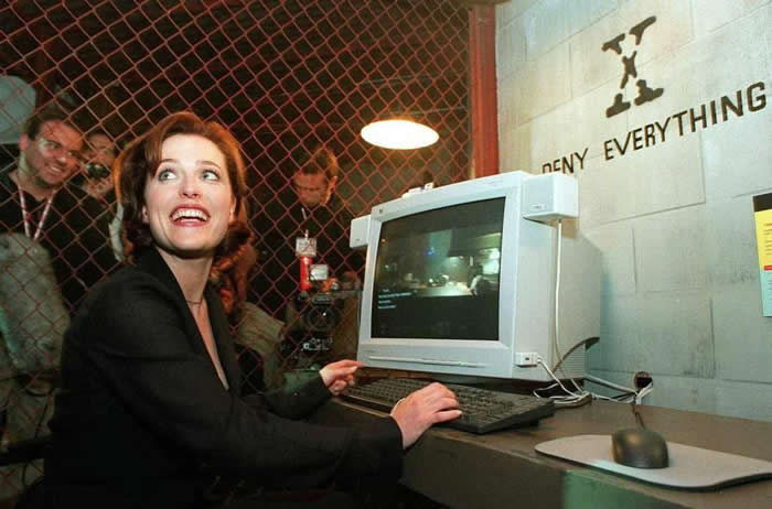 History Reimagined: 33 Rare Color Photos That Bring the Past Back to Life 43 Gillian Anderson photographed playing “The X-Files Game”. (1998)