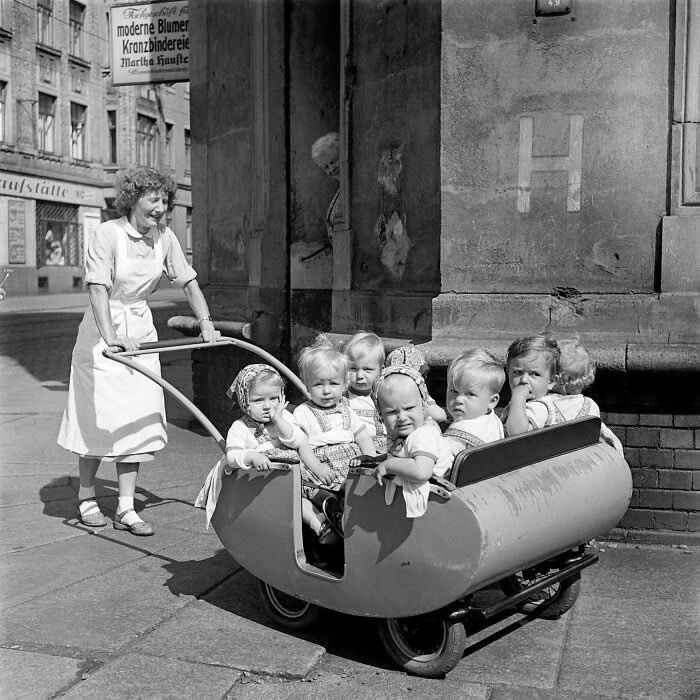Berlin, Alexanderplatz, 1960s - Photo By Thomas Billhardt - Vintage Photos of Children