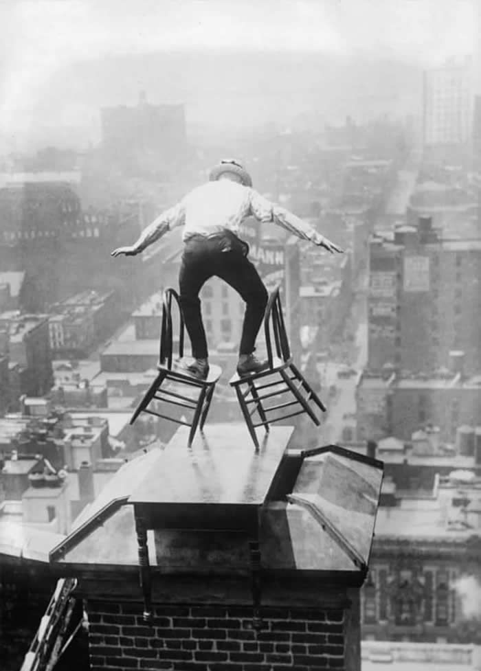Old New York Revealed: 35 Rare Historical Photos That Capture Forgotten Moments 39 On a roof in New York City, 1910.