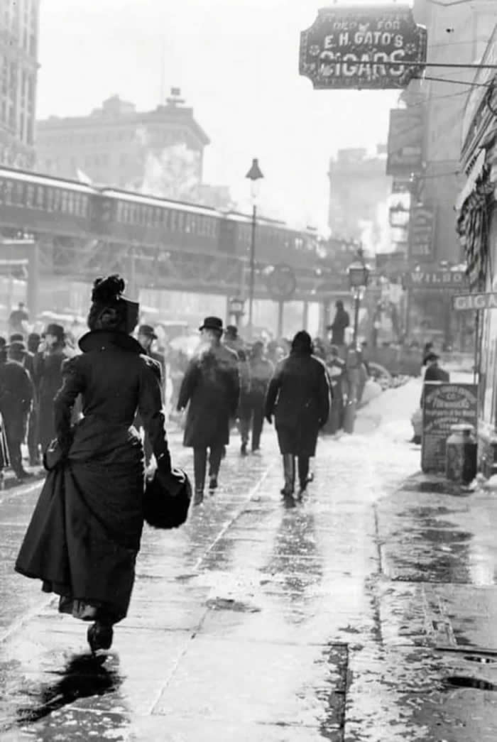 Old New York Revealed: 35 Rare Historical Photos That Capture Forgotten Moments 48 An 1899 Street Scene in Manhattan.