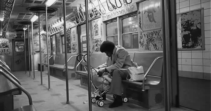 Old New York Revealed: 35 Rare Historical Photos That Capture Forgotten Moments 57 The mundane bliss of New York’s subways in the ’70s.
