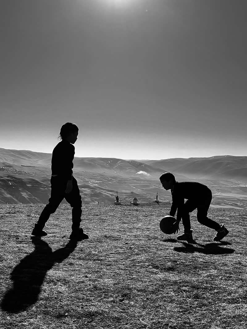 Shot on Phones: 33 Amazing Silhouette Photos That Redefine Mobile Photography 62 Untitled by An Yan - Mobile Photography Awards Silhouettes Winners