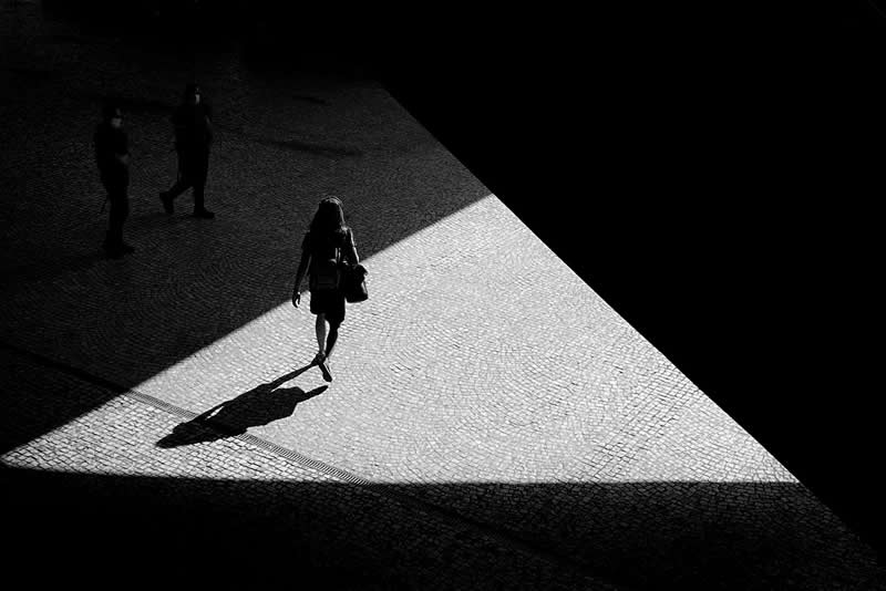 Through the Silent Streets: 30 Timeless Black and White Street Photos by Fernando Coelho 35 Black and White Street Photography Fernando Coelho