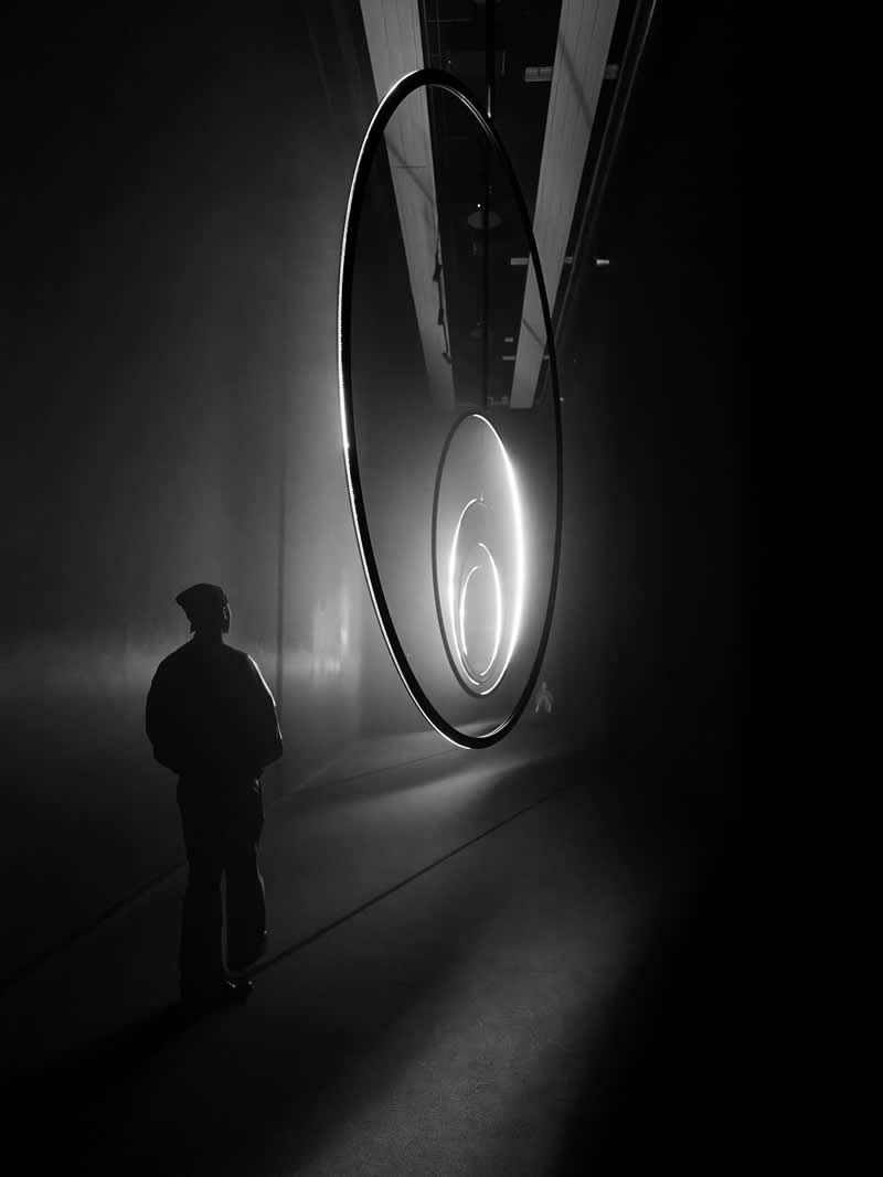 Through the Silent Streets: 30 Timeless Black and White Street Photos by Fernando Coelho 47 Black and White Street Photography Fernando Coelho