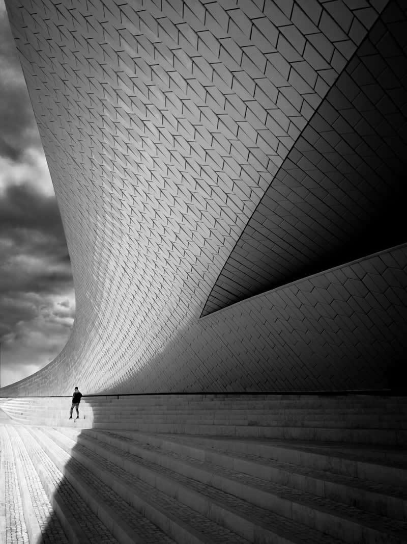 Through the Silent Streets: 30 Timeless Black and White Street Photos by Fernando Coelho 49 Black and White Street Photography Fernando Coelho