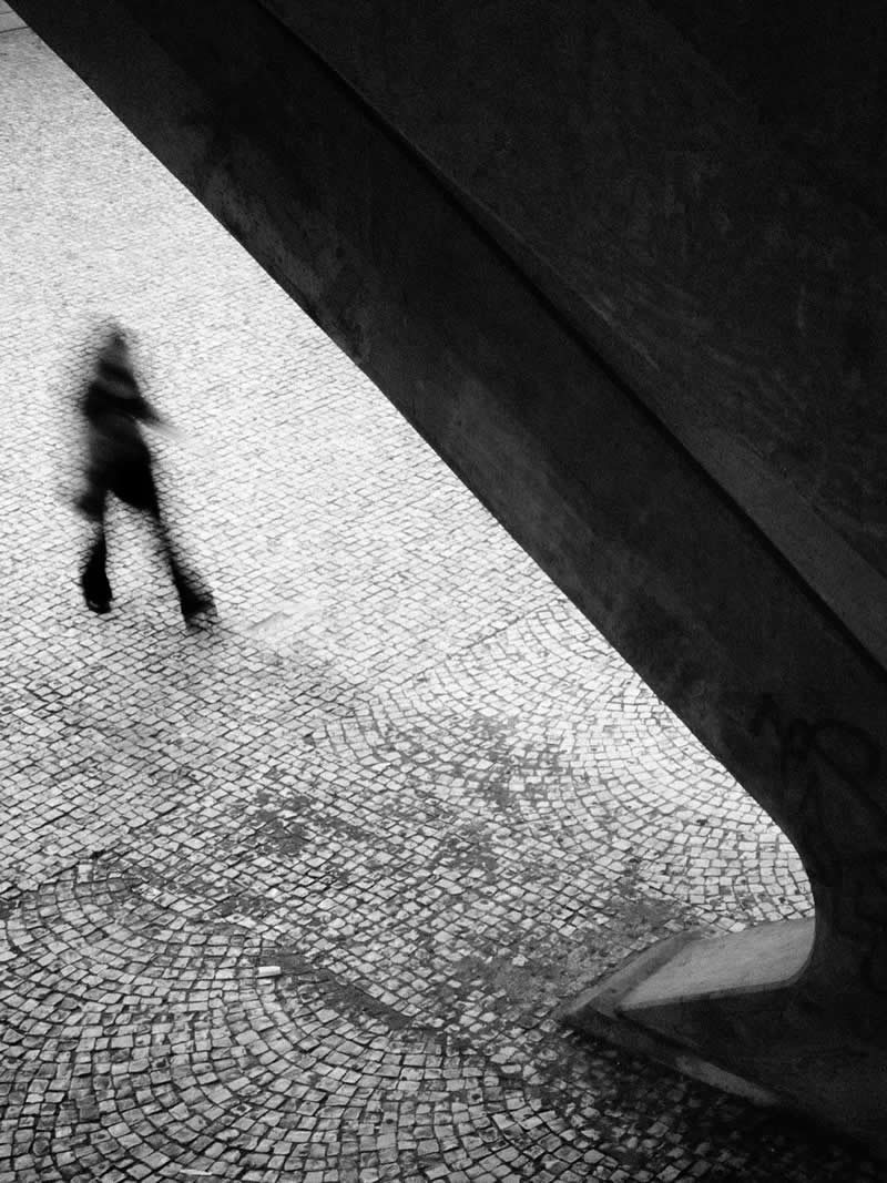 Through the Silent Streets: 30 Timeless Black and White Street Photos by Fernando Coelho 50 Black and White Street Photography Fernando Coelho