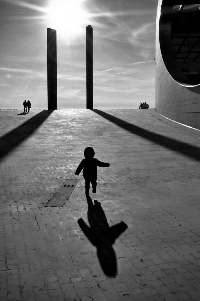 Through the Silent Streets: 30 Timeless Black and White Street Photos by Fernando Coelho 52 Black and White Street Photography Fernando Coelho